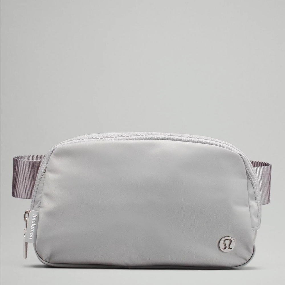 Everywhere Belt Bag in Silver Drop